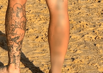 Отцу предъявлено обвинение после того, как он якобы продемонстрировал нацистские татуировки на пляже в Ньюкасле.