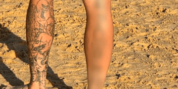 Отцу предъявлено обвинение после того, как он якобы продемонстрировал нацистские татуировки на пляже в Ньюкасле.