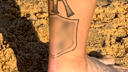 Отцу предъявлено обвинение после того, как он якобы продемонстрировал нацистские татуировки на пляже в Ньюкасле.