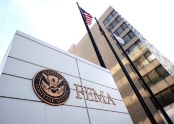 Федеральный судья постановил, что администрация Трампа должна вернуть средства, выделенные штатам-демократам в связи со стихийными бедствиями.