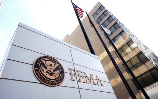 Федеральный судья постановил, что администрация Трампа должна вернуть средства, выделенные штатам-демократам в связи со стихийными бедствиями.