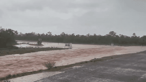 В связи с тем, что в некоторых районах Квинсленда за неделю выпало количество осадков, превышающее среднегодовое, объявлены предупреждения о наводнении.