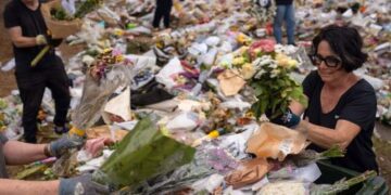 Спустя более недели после нападения в Бонди с места стрельбы убрали цветы.