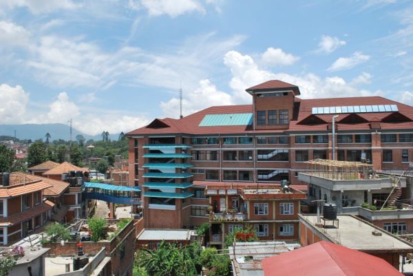 Из Непала в мир: его наследие – это не только возвращение зрения; это целая армия врачей, которых он обучил.