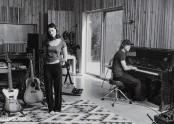 Грейси Абрамс, Аарон Десснер и Bon Iver выпустили песню, призванную помочь положить конец насилию с применением огнестрельного оружия: «Мир страдает».