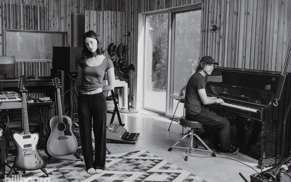 Грейси Абрамс, Аарон Десснер и Bon Iver выпустили песню, призванную помочь положить конец насилию с применением огнестрельного оружия: «Мир страдает».