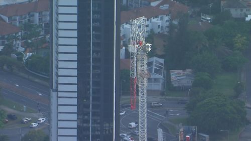 Отдыхающие оказались заперты на территории кемпинга после того, как из-за сильной непогоды кран оказался под угрозой обрушения.