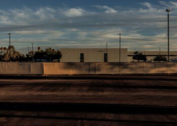 Как стремление Трампа к развитию искусственного интеллекта, цены на энергоносители и недовольные соседи сталкиваются в пустыне Аризоны. Как стремление Трампа к развитию искусственного интеллекта, цены на энергоносители и недовольные соседи сталкиваются в пустыне Аризоны.