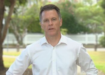 Сотни людей присоединились к митингу «Австралия прежде всего», несмотря на призывы прекратить его.