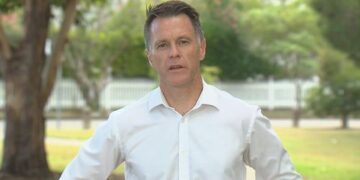 Сотни людей присоединились к митингу «Австралия прежде всего», несмотря на призывы прекратить его.