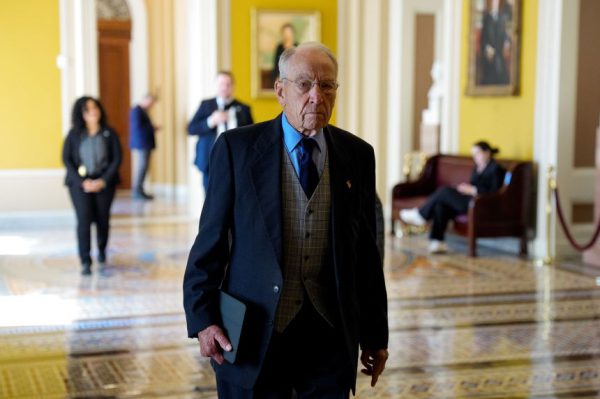 Ослабевает ли влияние Трампа на Республиканскую партию? Эти восемь республиканцев проверяли его на прочность в 2025 году.