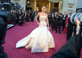 Дженнифер Лоуренс переосмысливает образ «крутой девчонки» для нового поколения