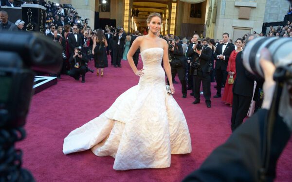 Дженнифер Лоуренс переосмысливает образ «крутой девчонки» для нового поколения Дженнифер Лоуренс переосмысливает образ «крутой девчонки» для нового поколения