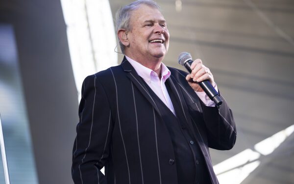 Джон Фарнхэм редко появляется на публике после лечения рака.