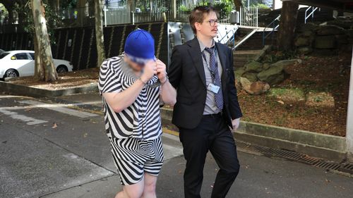 Журналиста и бывшего тренера по плаванию обвиняют в «отвратительной» организации сатанинских педофилов