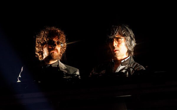 Justice выбрала Amyl и The Sniffers своей любимой новой австралийской группой Justice выбрала Amyl и The Sniffers своей любимой новой австралийской группой