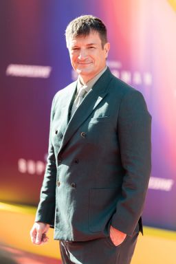 Звезда фильма «Супермен» Натан Филлион решительно защищает экстремальную прическу своего персонажа: «Я всегда был за стрижку «под горшок»».