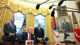 Запущена «Золотая карта Трампа», предлагающая ускоренное иммиграционное оформление за плату в размере 1 миллиона долларов. Запущена «Золотая карта Трампа», предлагающая ускоренное иммиграционное оформление за плату в размере 1 миллиона долларов.