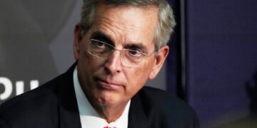 Землетрясение магнитудой 7,5 на севере Японии ранило 23 человека и вызвало цунами