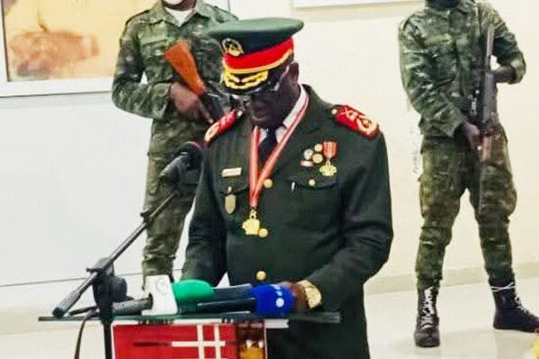 Мали, Буркина-Фасо и Нигер призывают к совместным «крупномасштабным операциям» против экстремистов.