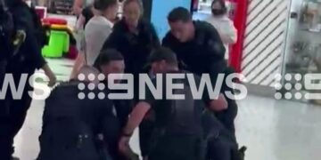 21-летний мужчина был арестован после того, как «пробежал по торговому центру с ножом» в Сиднее.