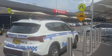 Мужчине предъявлены обвинения в предполагаемом нанесении ножевого ранения в оживленном торговом центре Сиднея