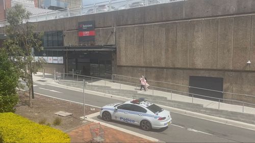 Мужчине предъявлены обвинения в предполагаемом нанесении ножевого ранения в оживленном торговом центре Сиднея