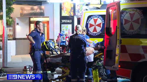 Мужчина борется за жизнь после предполагаемого нападения возле паба в Сиднее
