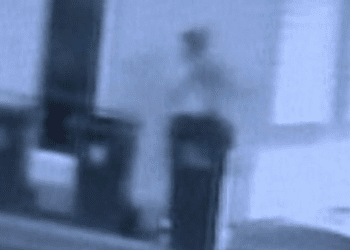 В Аделаиде мужчина был замечен убегающим, спасая свою жизнь, после того, как ему нанесли ножевое ранение в шею.