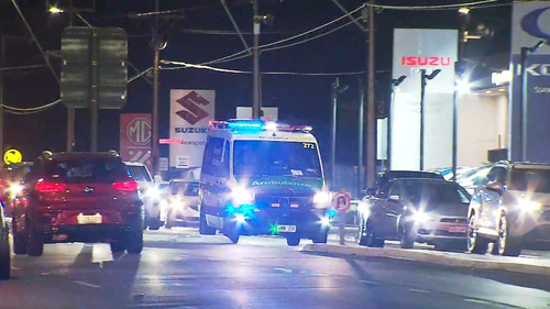 В Аделаиде мужчина был замечен убегающим, спасая свою жизнь, после того, как ему нанесли ножевое ранение в шею.