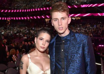 MGK пригласил Холзи на сцену для неожиданного дуэта и похвалил её за «ежедневную борьбу» с болезнью MGK пригласил Холзи на сцену для неожиданного дуэта и похвалил её за «ежедневную борьбу» с болезнью