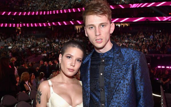 MGK пригласил Холзи на сцену для неожиданного дуэта и похвалил её за «ежедневную борьбу» с болезнью