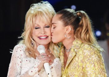 Майли Сайрус рассказала о здоровье своей крестной матери Долли Партон: «Шоу должно продолжаться» Майли Сайрус рассказала о здоровье своей крестной матери Долли Партон: «Шоу должно продолжаться»