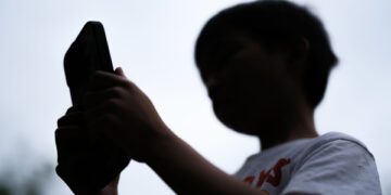 Миллионы австралийских детей лишились доступа к социальным сетям. Что происходит и будет ли это работать?