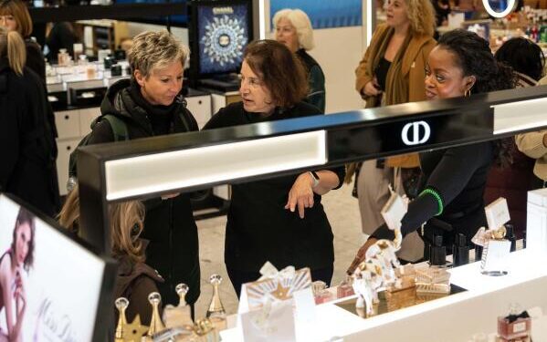 На видео запечатлено грязевое извержение в бассейне Блэк Даймонд в Йеллоустоне.