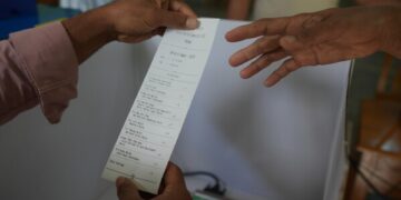 В Мьянме прошли первые выборы после захвата власти военными, но критики утверждают, что голосование было фиктивным.