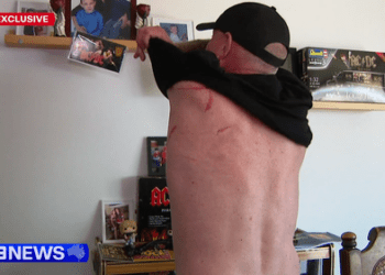 Голый мужчина противостоит злоумышленникам в масках, которые выбили дверь. Мужчина противостоит злоумышленникам, которые выбили дверь. Голый мужчина противостоит злоумышленникам в масках, которые выбили дверь. Мужчина противостоит злоумышленникам, которые выбили дверь.