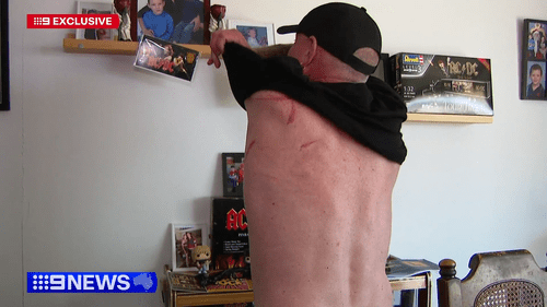 Голый мужчина противостоит злоумышленникам в масках, которые выбили дверь. Мужчина противостоит злоумышленникам, которые выбили дверь. Голый мужчина противостоит злоумышленникам в масках, которые выбили дверь. Мужчина противостоит злоумышленникам, которые выбили дверь.