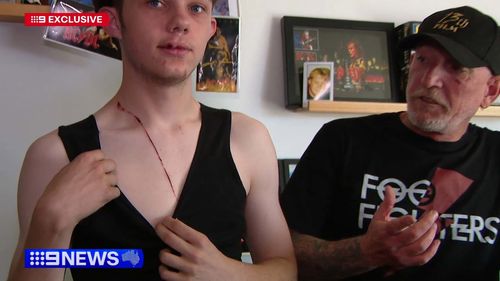 Голый мужчина противостоит злоумышленникам в масках, которые выбили дверь. Мужчина противостоит злоумышленникам, которые выбили дверь.