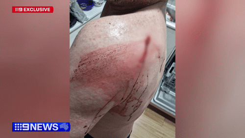 Голый мужчина противостоит злоумышленникам в масках, которые выбили дверь. Мужчина противостоит злоумышленникам, которые выбили дверь.