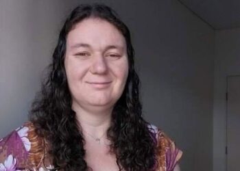 Наоми открыла письмо и обнаружила задолженность по счету за электроэнергию в размере 6400 долларов.