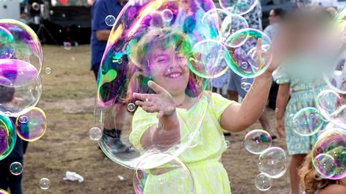 Новые фотографии запечатлели моменты смеха и радости перед съемкой. Новые фотографии запечатлели моменты смеха и радости перед съемкой.