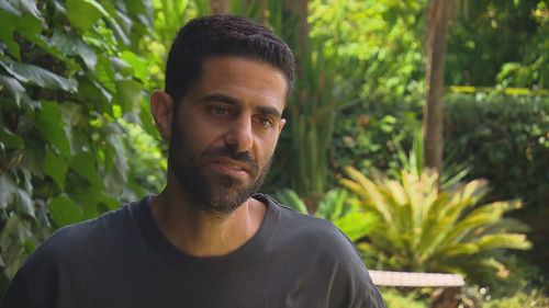 Новые фотографии запечатлели моменты смеха и радости перед съемкой.