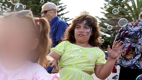 Новые фотографии запечатлели моменты смеха и радости перед съемкой.