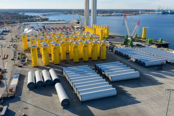 Жители нигерийских деревень встревожены авиаударами США, от которых затряслись их дома, а небо окрасилось в красный цвет.