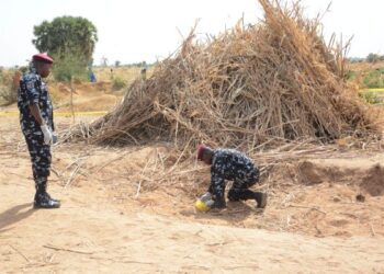 Жители нигерийских деревень встревожены авиаударами США, от которых затряслись их дома, а небо окрасилось в красный цвет.