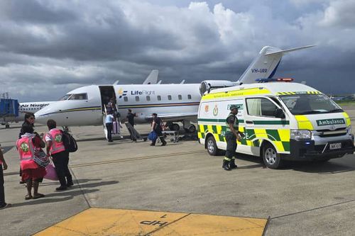 Один из сиамских близнецов, доставленных из Папуа — Новой Гвинеи, умер после экстренной операции в Сиднее.