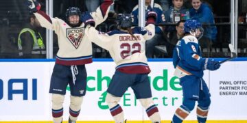 Пакистанский суд приговорил бывшего премьер-министра Имрана Хана и его жену к 17 годам лишения свободы по делу о коррупции.