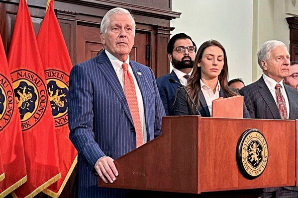 Пакистанский суд приговорил бывшего премьер-министра Имрана Хана и его жену к 17 годам лишения свободы по делу о коррупции.