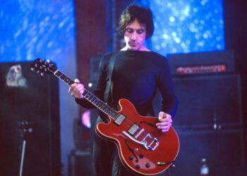 Перри Бамонте, гитарист и клавишник группы The Cure, скончался в возрасте 65 лет после непродолжительной болезни.